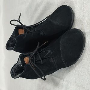 Tom's Black Suede Lace Up Wedge Platform Ankle Booties Womens Size 9.5